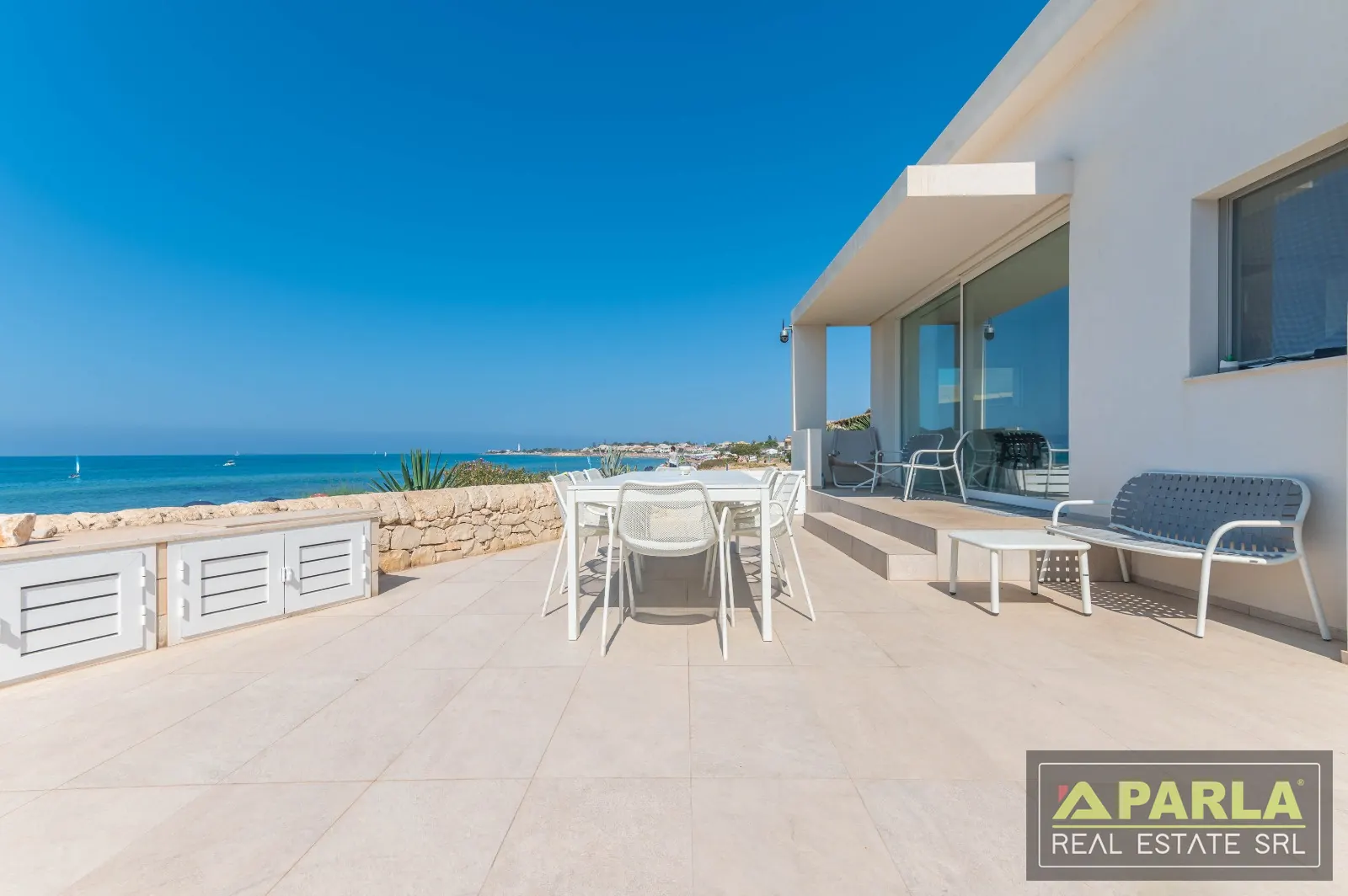 Seafront terrace with dining table — Casuzze
