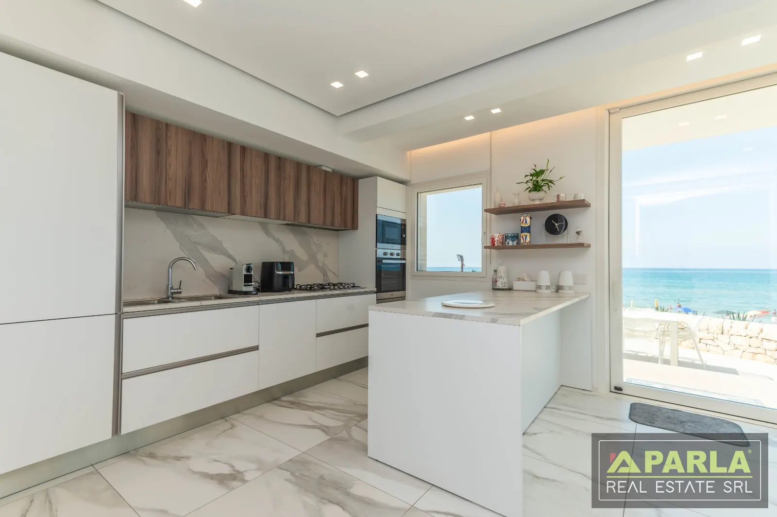 Kitchen opening to the terrace — Casuzze