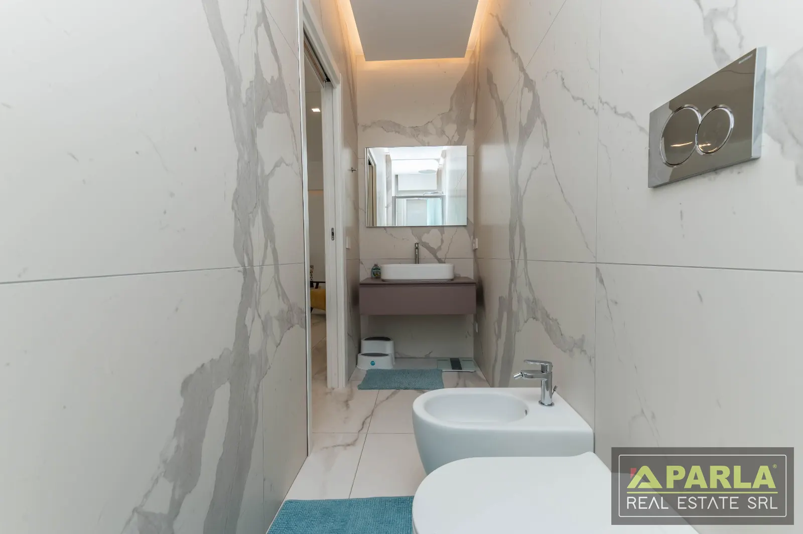 Bathroom with washbasin — Casuzze