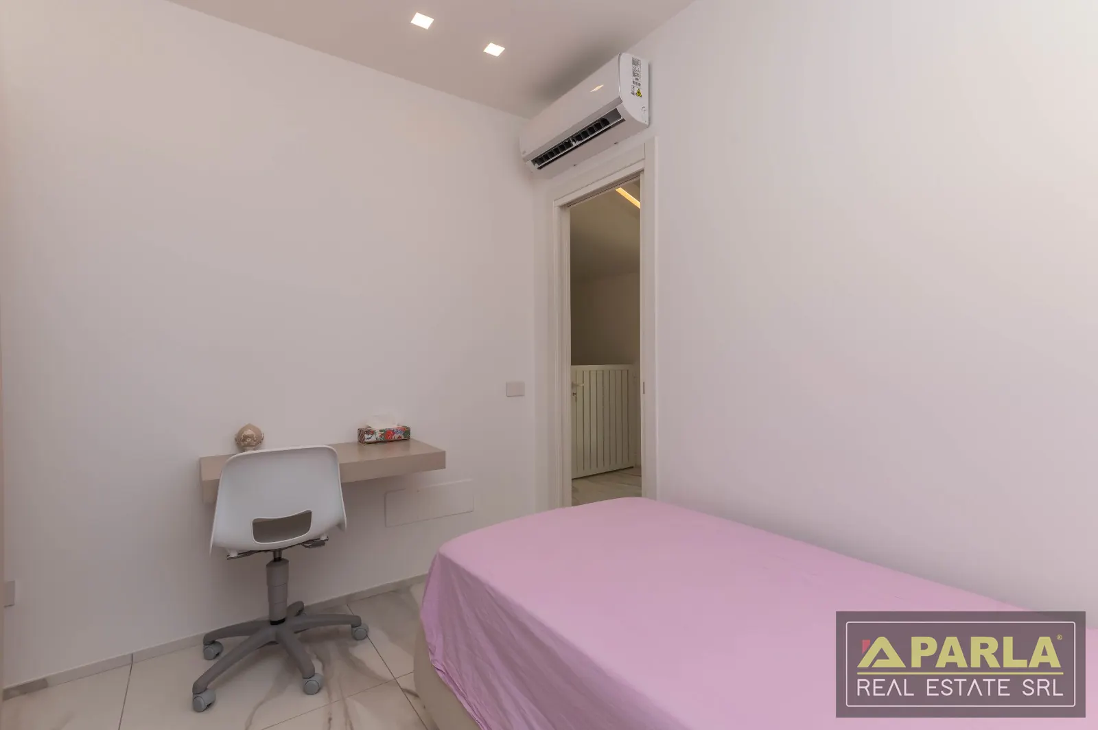 Bedroom with desk — Casuzze