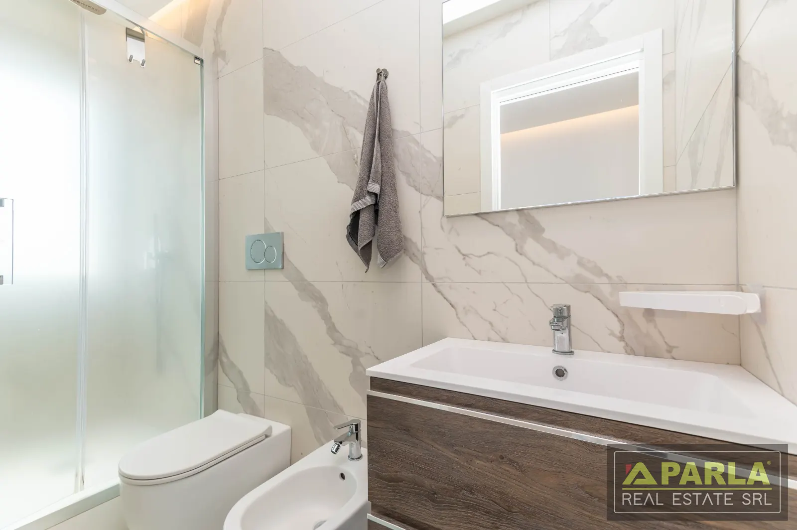 Shower and vanity unit — Casuzze